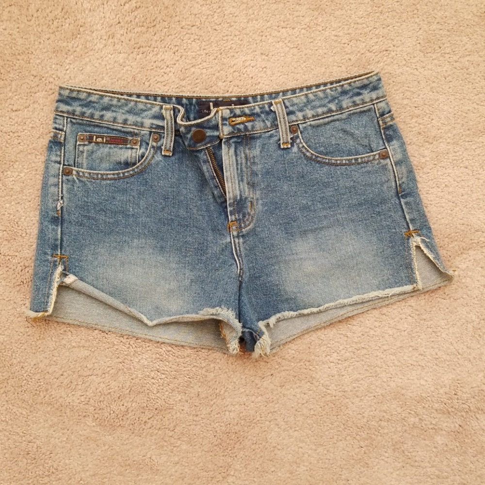 L.E.I. Juniors Cut Off Shorts Size 9